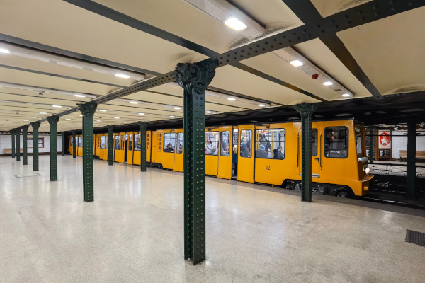 Budapest, M1 metró, Oktogon, bélyegkép