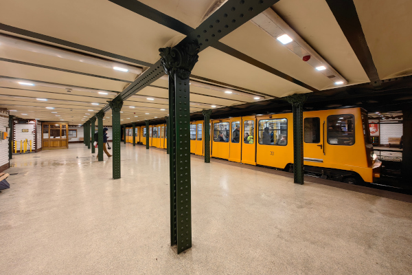 Budapest, M1 metró, Oktogon, bélyegkép