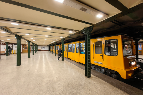 Budapest, M1 metró, Oktogon, bélyegkép