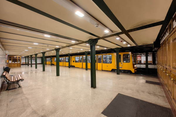 Budapest, M1 metró, Oktogon, bélyegkép