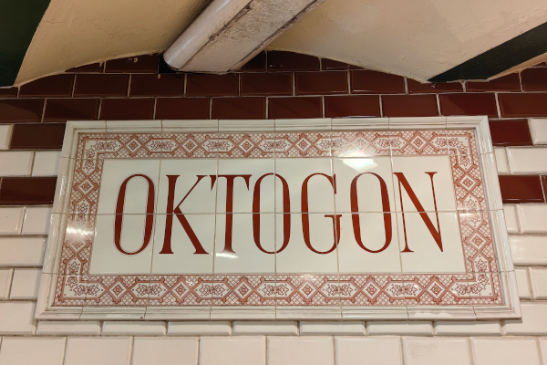 Budapest, M1 metró, Oktogon, bélyegkép