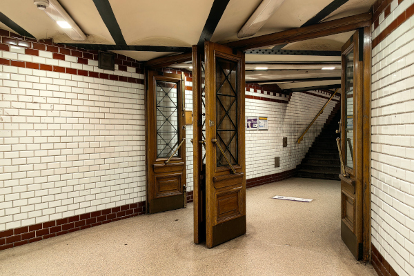 Budapest, M1 metró, Oktogon, bélyegkép