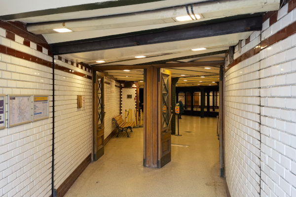 Budapest, M1 metró, Oktogon, bélyegkép