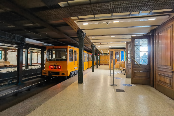 Budapest, M1 metró, Bajza utca, bélyegkép