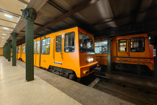Budapest, M1 metró, Hősök tere, bélyegkép