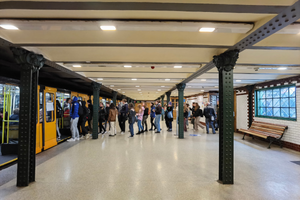 Budapest, M1 metró, Hősök tere, bélyegkép