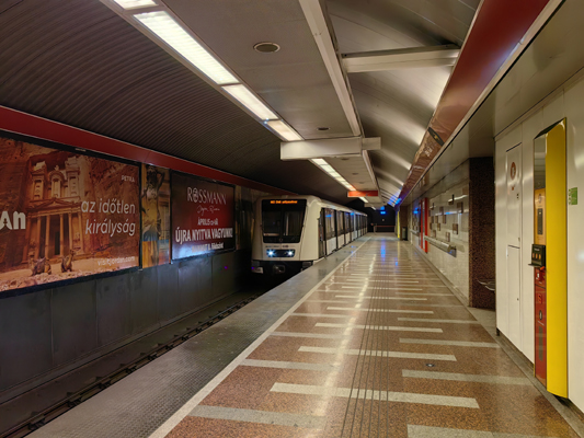 Budapest, M2 metró, Széll Kálmán tér, bélyegkép