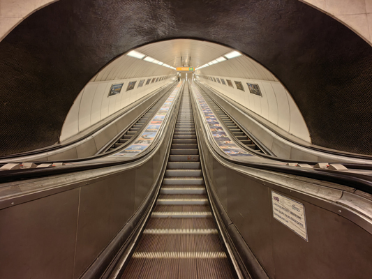 Budapest, M2 metró, Astoria, bélyegkép