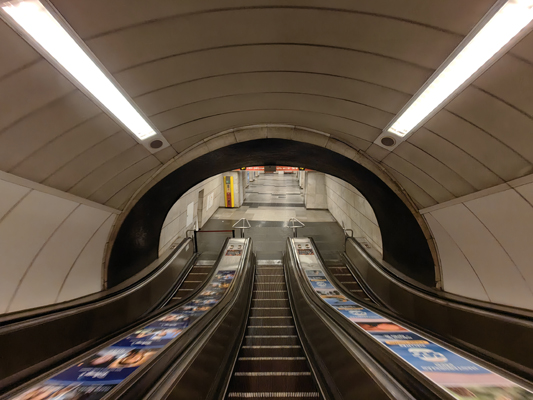 Budapest, M2 metró, Astoria, bélyegkép