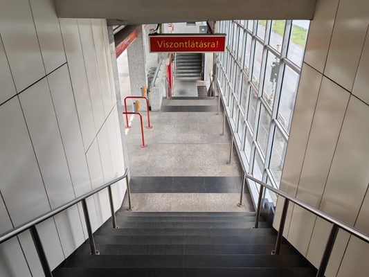 Budapest, M2 metró, Pillangó utca, bélyegkép