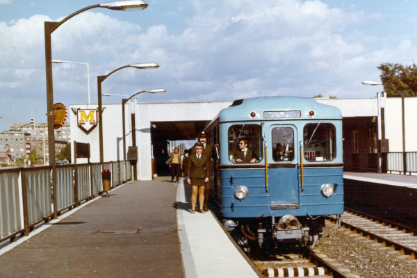 Budapest, M2 metró, Pillangó utca, bélyegkép