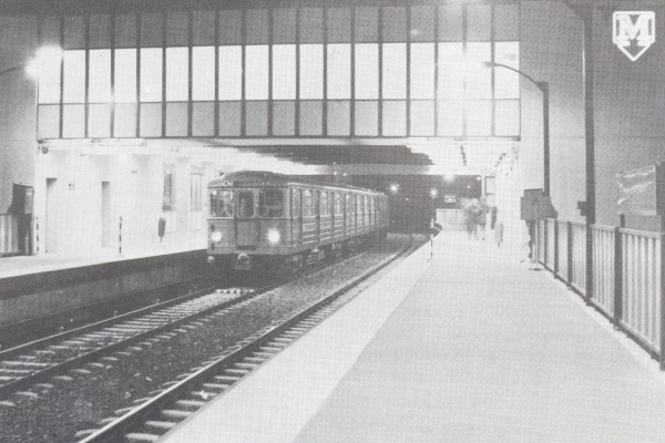 Budapest, M2 metró, Pillangó utca, bélyegkép