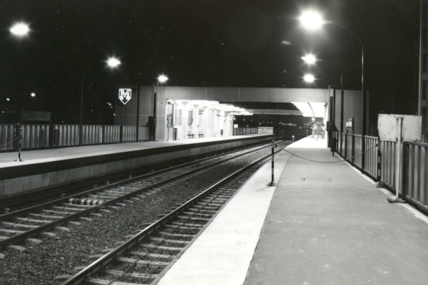 Budapest, M2 metró, Pillangó utca, bélyegkép