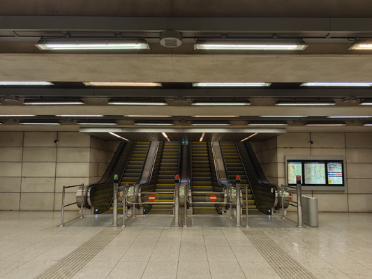 Budapest, M4 metró, II. János Pál pápa tér, bélyegkép